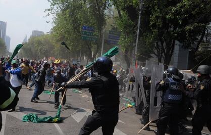Permanecen campesinos en Reforma tras gresca