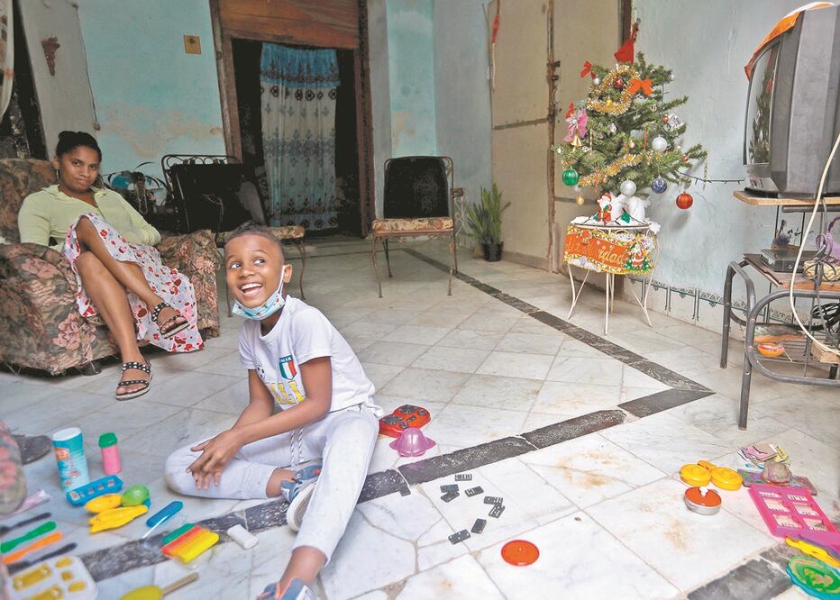 Un niño juega en la sala de su casa junto al árbol de navidad, en La Habana. Ayer e nt ró en vigor un ajuste económico en la isla. Foto: YANDER ZAMORA. EFE