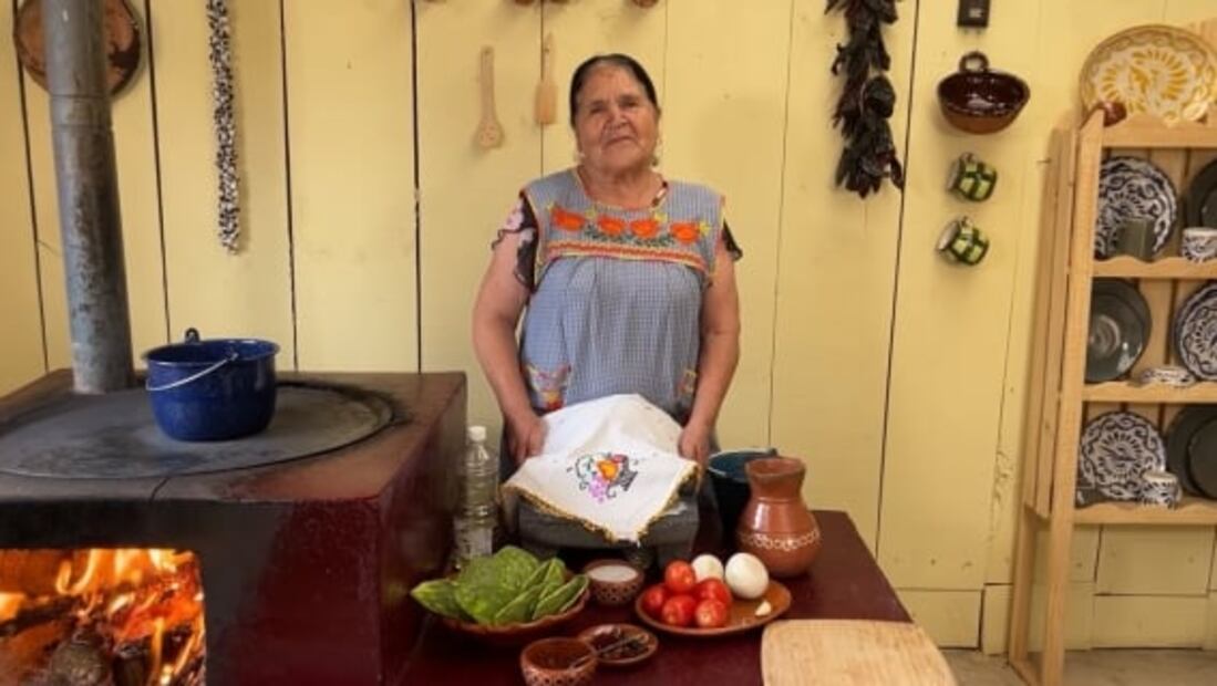 Prepara tinga de nopales para ahorrar dinero como Doña Ángela