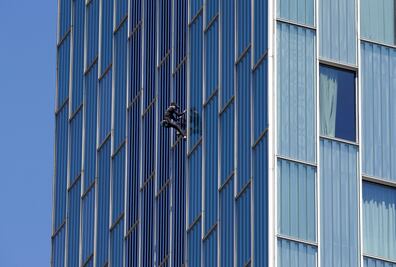 Video. El “hombre araña francés” escala un hotel de 29 pisos