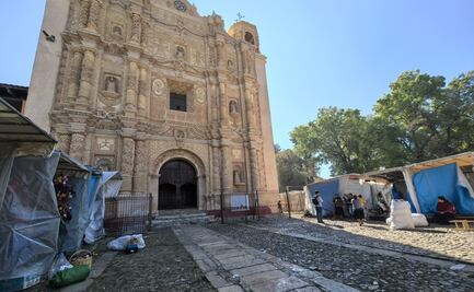 Tras acuerdo, vendedores tzotziles liberan fachada del templo de Santo Domingo en Chiapas; se habían instalado desde 1989