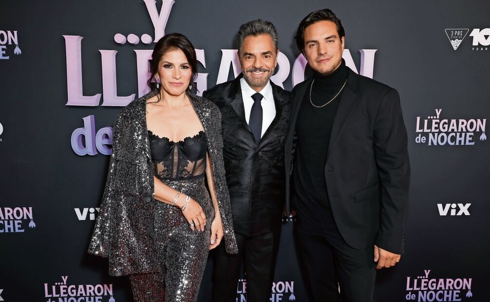 Eugenio, a su llegada a la alfombra roja de su serie Y llegaron de noche, acompañado de su esposa, Alessandra Rosaldo, y de su hijo, Vadhir Derbez. Foto: JC Olivera. VIX