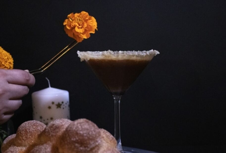 Conoce este postre y cocktail hecho con pan de muerto