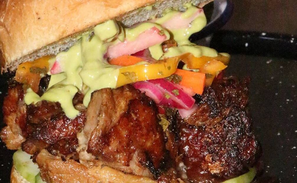 Los rótulos llegan a Indómita Burgers de la mano de Alina Kiliwa. Foto: Instagram