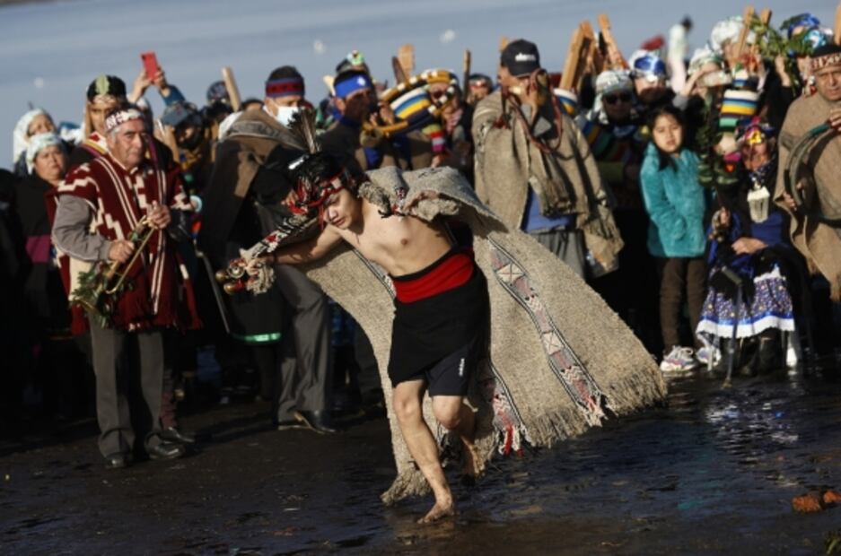 Mujeres mapuche rompen récord mundial por fabricar el tejido más largo de un arcoíris