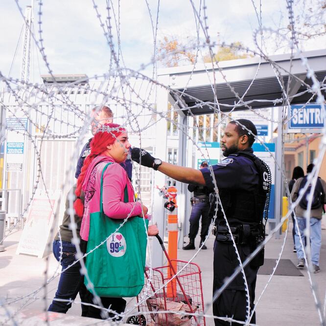 Tras el cierre de San Ysidro, las personas tuvieron que cruzar por el puente peatonal PedWest, situado del otro lado de la ciudad. (DIEGO SIMÓN SÁNCHEZ. CUARTOSCURO)