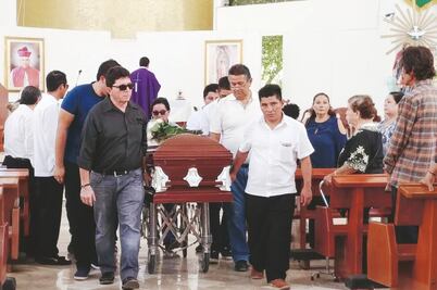 El día que se casaría, sepultan a camarógrafo asesinado