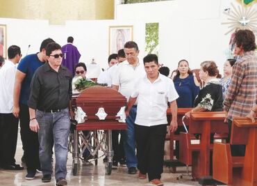 El día que se casaría, sepultan a camarógrafo asesinado