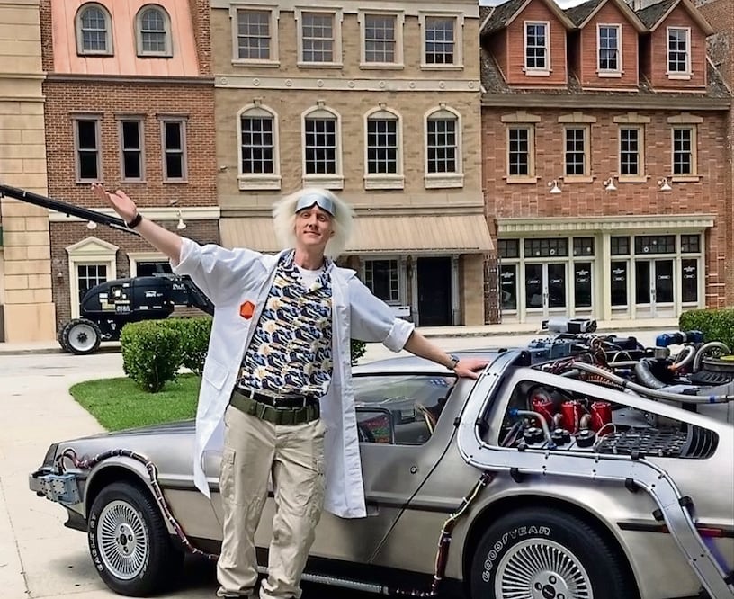 El Doc recibe a los visitantes en el Courthouse Square, que debutó en 1948 para la cinta An act of murder y es conocido por Back to the future.  Fotos: Nora Marín. El Universal, Universal Studios y Archivo