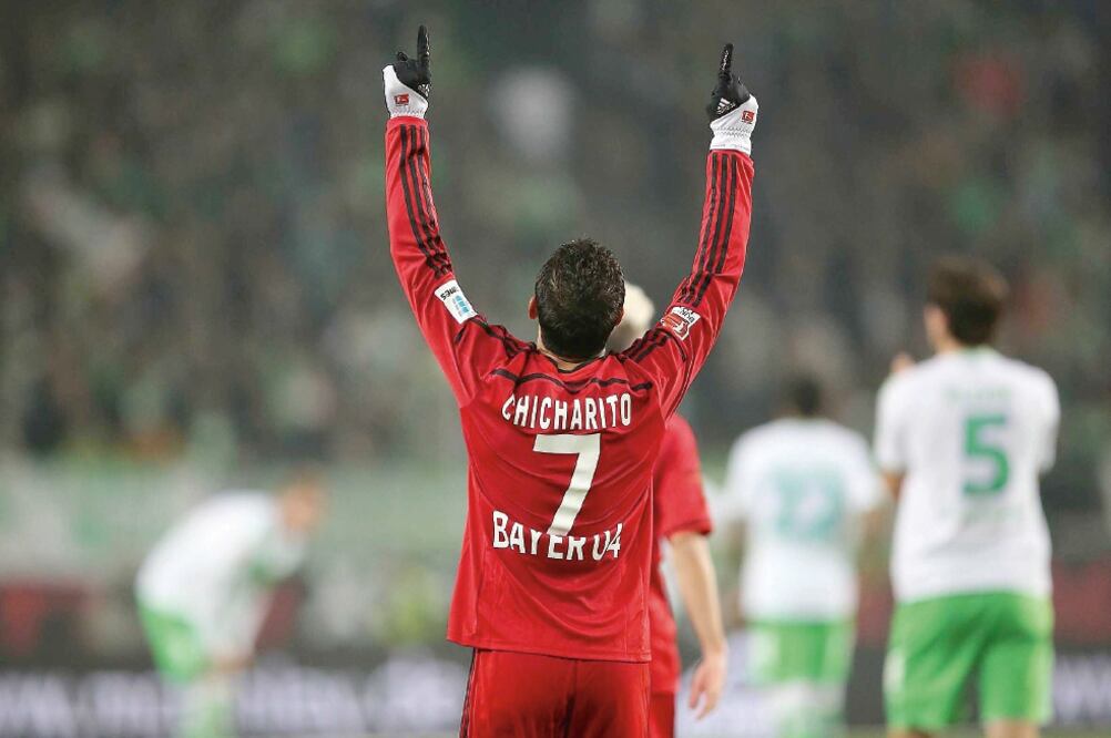 Javier Hernández incrementó su cuota goleadora y mantiene el paso (XINHUA)