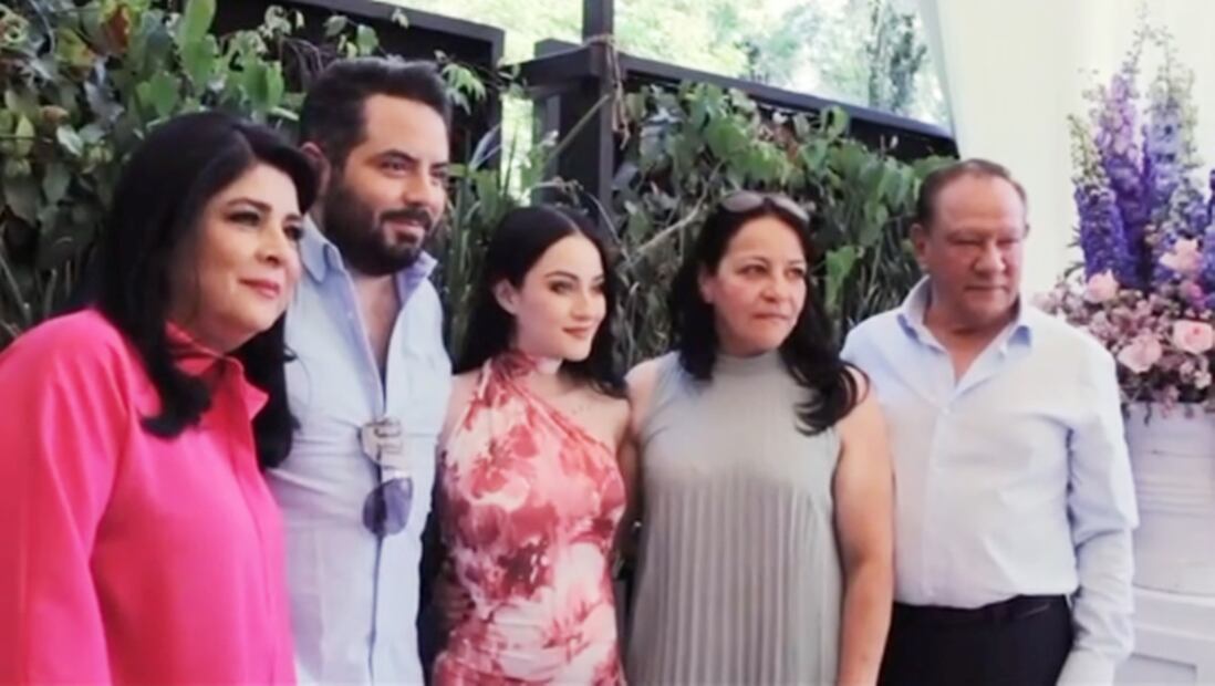 Victoria Ruffo y José Eduardo Derbez posan junto a Paola Dalay, su madre y padre, en el  baby shower de Tessa. 
Foto: Instagram