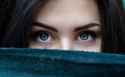 Dile adiós a las bolsas en los ojos con estos remedios naturales