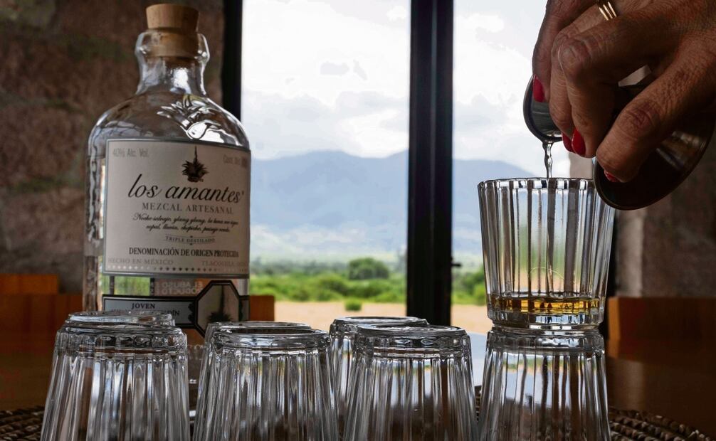 Magueyeros señalan que son muy pocos los mezcales de 100% agave, y
aseguran que la mayoría de las bebidas que se venden van adulteradas. Foto: Mario Arturo Martínez  / EL UNIVERSAL