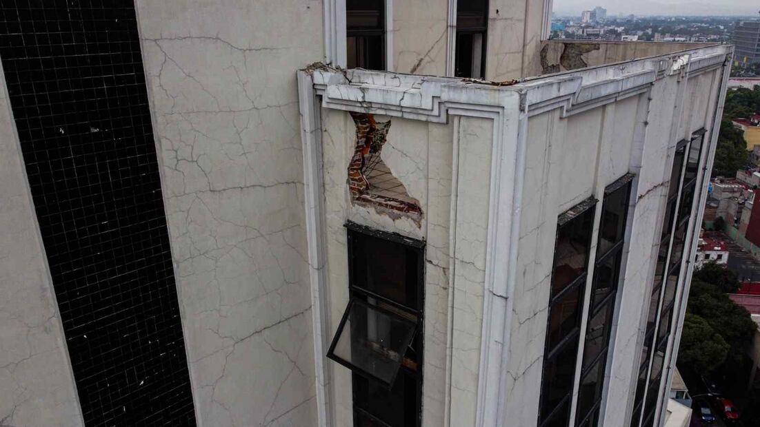 Así luce actualmente la fachada de edificio "El Moro" en donde pueden observarse algunos de los daños ocasionados por el sismo de 2017. Fotografía tomada en septiembre 2024/ Mario Iván Chávez Ruíz/EL UNIVERSAL