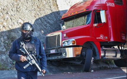 FOTOS: Muere conductor de tráiler en la Chamapa-La Venta tras un presunto asalto; hay caos vial