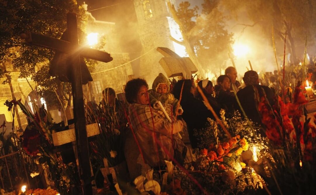 Day of the Dead altars are decorated with cempasúchil flowers, food, the deceased’s favorite beverage, and several of their personal objects - Photo: Edgard Garrido/REUTERS