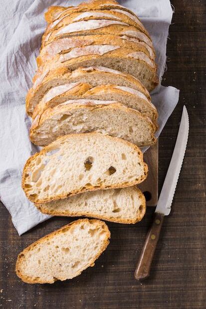 Optar por panes más saludables es clave para disfrutar de él sin poner en riesgo nuestra salud. Fuente: Freepik.