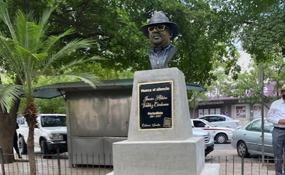 La viuda del cofundador del Semanario Río Doce, Griselda Triana, sus hijos Tania y Francisco develaron el busto que fue diseñado por el artista michoacano, Juan Maíz. Fotos: Javier Cabrera Martínez/EL UNIVERSAL