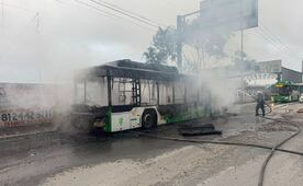 Incendio consume autobús de transporte público en Apodaca, Nuevo León; la causa sería una aparente falla mecánica