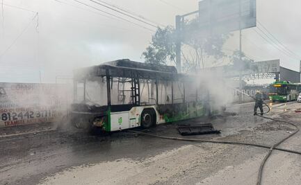 Incendio consume autobús de transporte público en Apodaca, Nuevo León; la causa sería una aparente falla mecánica