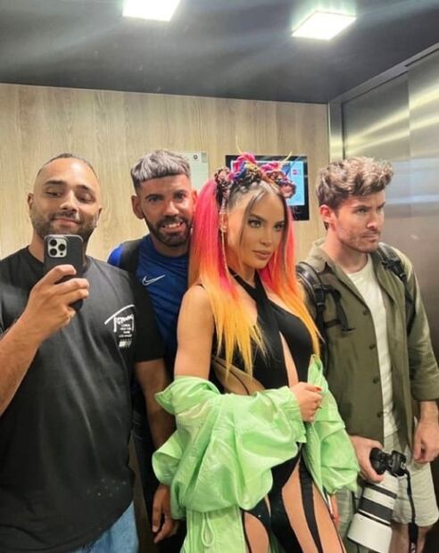 Belinda derrocha sensualidad con body transparente y pelo de colores