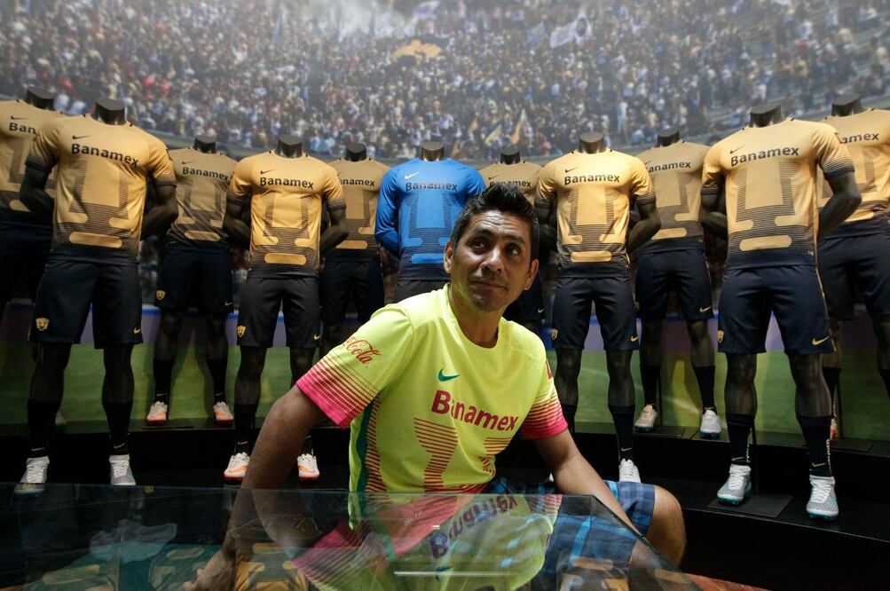 Jorge Campos utilizó sus clásicos colores llamativos en la playera (ALEJANDRO ACOSTA. EL UNIVERSAL)