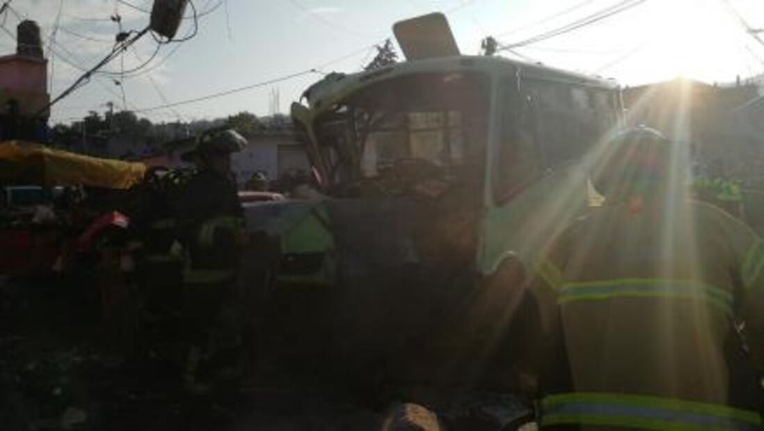 Van 30 heridos por choque entre microbús y autos en Cuautepec