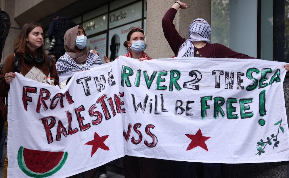 Manifestantes en el King's College participan en una marcha estudiantil a favor de Palestina en Londres, Gran Bretaña, el 7 de octubre de 2025. El 7 de octubre se cumple el segundo aniversario del ataque transfronterizo perpetrado por Hamás en Israel el 7 de octubre de 2023, que causó la muerte de unos 1200 israelíes y desencadenó una campaña militar israelí en respuesta en la Franja de Gaza, que causó la muerte de más de 67 000 palestinos y destruyó el enclave palestino. El primer ministro británico Starmer ha instado a los estudiantes a no unirse a las protestas a favor de Palestina, afirmando que sería «poco británico» que las manifestaciones previstas siguieran adelante. Foto: EFE/ NEIL HALL
