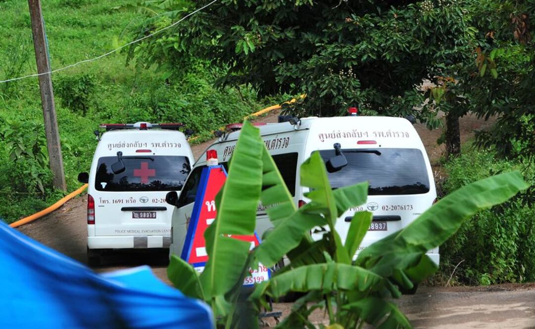 Ambulancias esperan cerca de la cueva en Chiang Rai, Tailandia. Foto; Xinhua