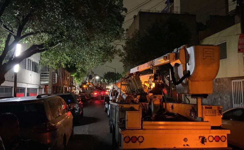 La tarde de este martes, la caída de un árbol sobre la calle Estafetas, en la colonia Postal de la alcaldía Benito Juárez, provocó la caída de dos postes de luz, uno de los cuales impactó directamente sobre un vehículo que se encontraba estacionado en la zona. (15/07/2025).Foto: Juan Carlos Williams