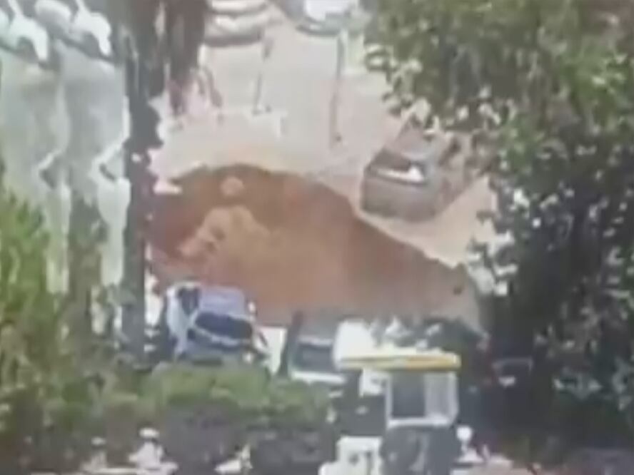 Enorme socavón en estacionamiento de Jerusalén se traga autos