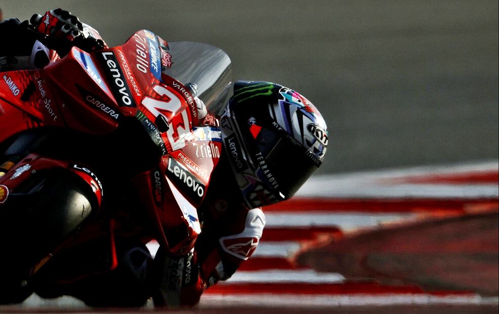 El piloto italiano de MotoGP, Enea Bastianini, del equipo Ducati Lenovo, durante la segunda sesión de entrenamientos libres para el Gran Premio de Barcelona Solidaridad de MotoGP disputada en el circuito Barcelona-Cataluña de Montmeló. Foto: EFE