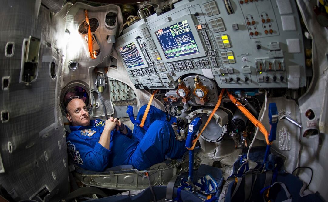 El astronauta Scott Kelly está sentado dentro de un simulador de una nave soyuz. Foto: AP