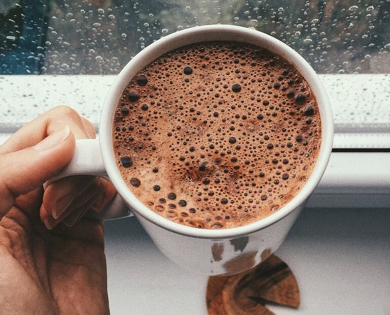 Prepara chocolate caliente con vino tinto y olvídate del frío