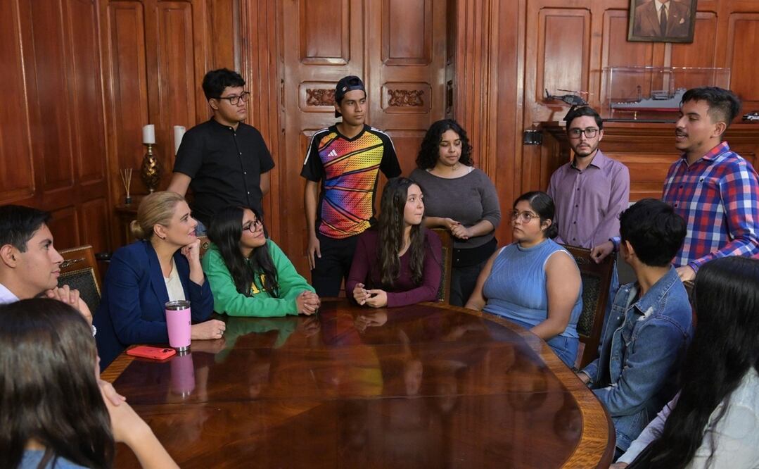 La mandataria estatal platicó con alumnos del Colegio de Bachilleres, de la Universidad Autónoma de Chihuahua (UACH) y de la Universidad Tecnológica de Chihuahua. Foto: Especial