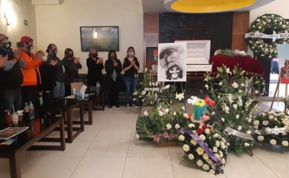 Dan el último adiós a Cepillín entre aplausos y porras
