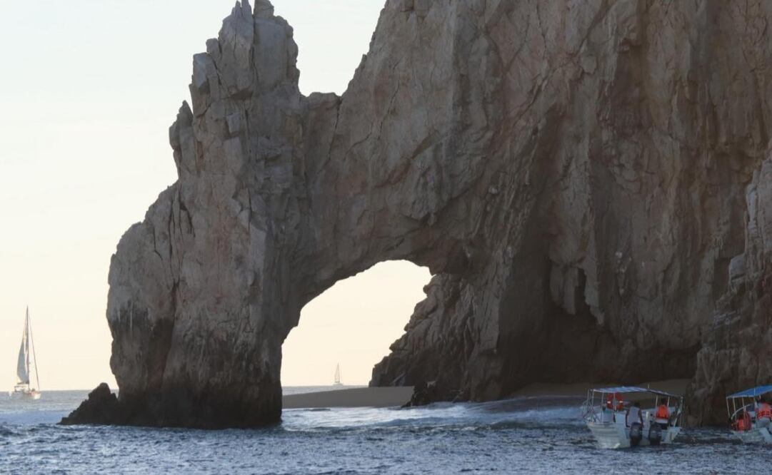 Aparece playa bajo el Arco de Cabo San Lucas (02/10/2025). Foto: Jorge Esponda