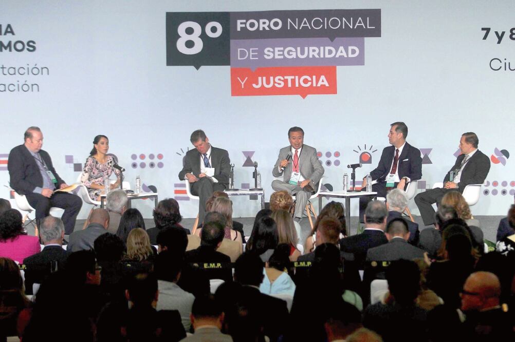Mariano Pérez Espino, Álvaro Vizcaíno Zamora, Enrique Galindo, María Elena Morera, Carlos Iriarte Mercado y Bernardo León Olea, en el foro (FERNANDO RAMÍREZ.EL UNIVERSAL)