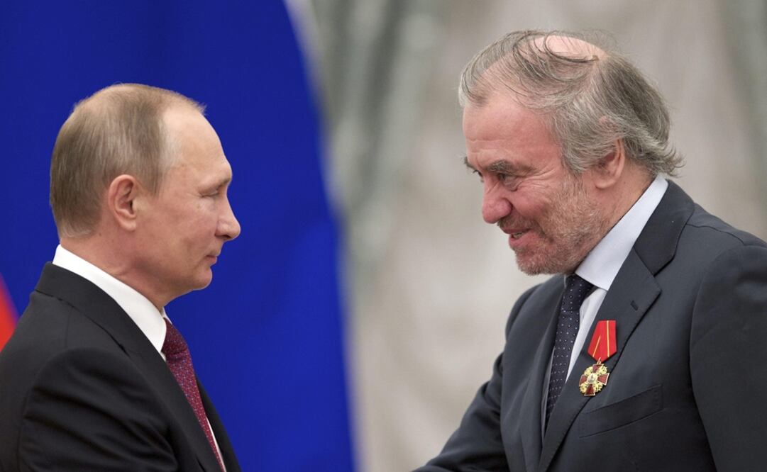 El presidente ruso Vladímir Putin concedió a Valeri Guerguiev la orden "Al Mérito por la Patria". Foto: EFE
