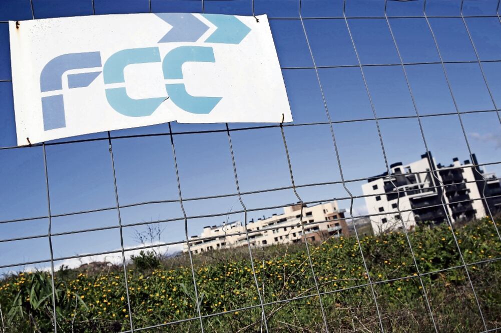 Un logo de la española FCC, empresa que interviene los negocios que no contribuyen al resultado operativo, en busca de contrarrestar el desplome de la inversión en obra pública en el país ibérico (ARCHIVO EL UNIVERSAL)