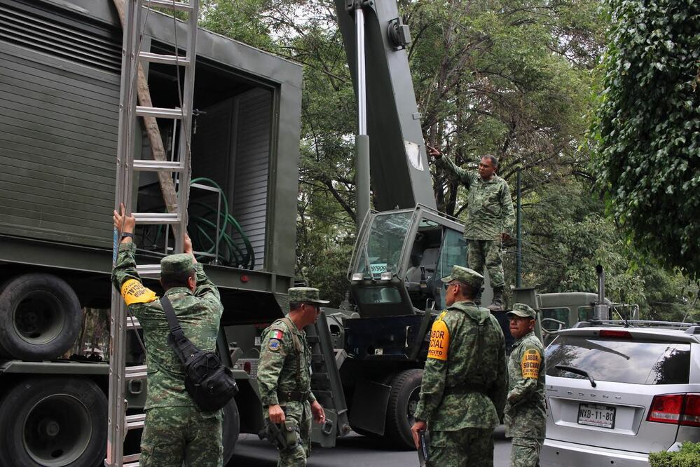 El Ejército mexicano llevó plantas potabilizadoras de agua a la alcaldía Benito Juárez para apoyar a los vecinos afectados por el agua contaminada que está llegando a sus domicilios. (FOTO: Rafael García)