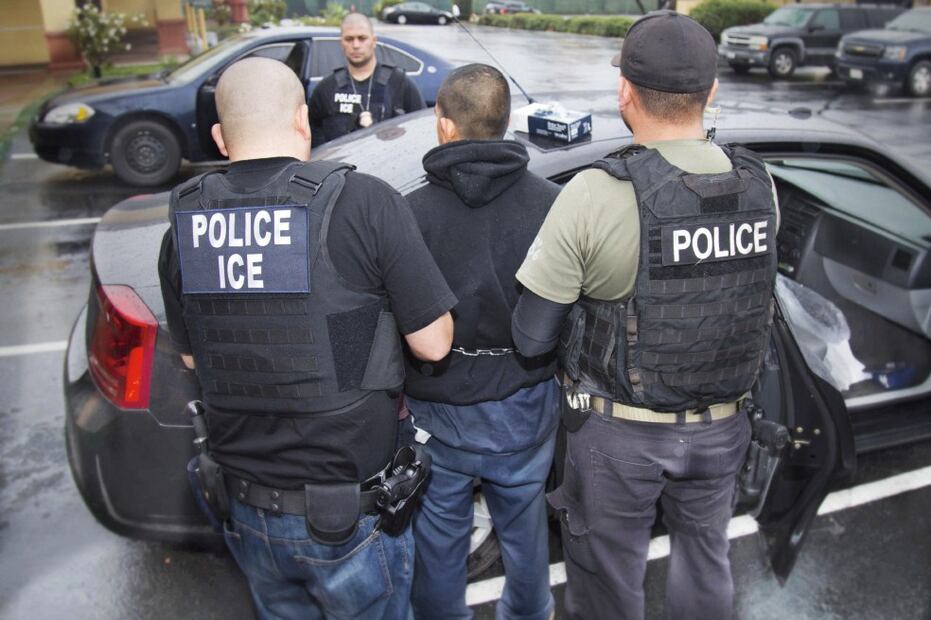 Fotografía de agentes del Servicio de Inmigración y Aduanas (ICE) realizando una detención en Los Ángeles, California. Foto: EFE