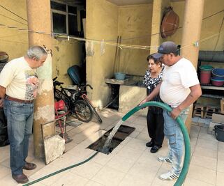 Capitalinos padecen por falta de agua en plena contingencia