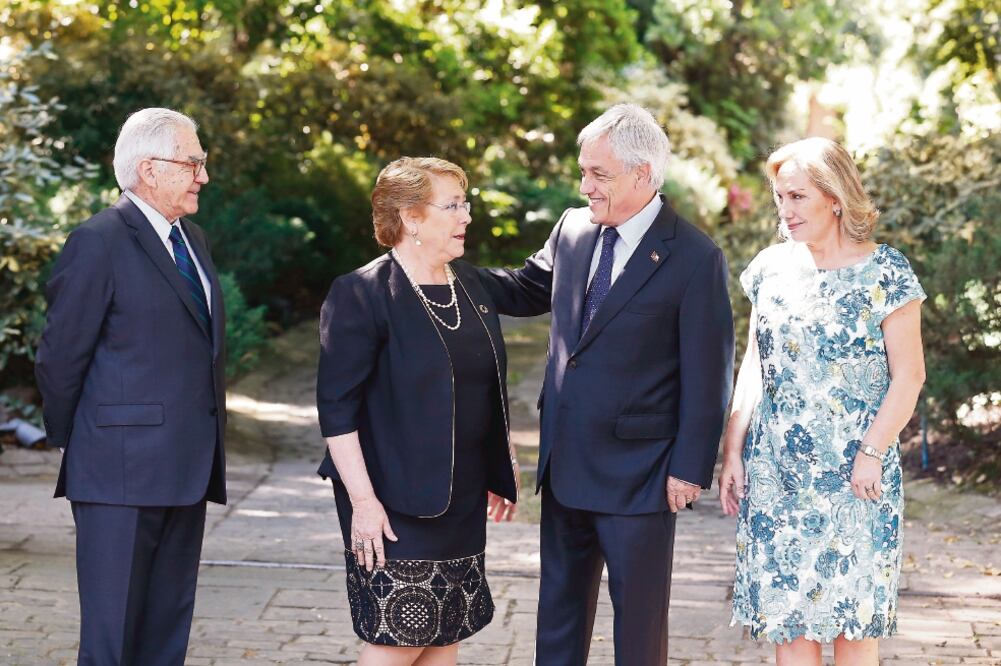 La presidenta de Chile, Michelle Bachelet (segunda izq.) recibió ayer Sebastián Piñera, ganador de las elecciones celebradas el domingo (RODRIGO GARRIDO. REUTERS)