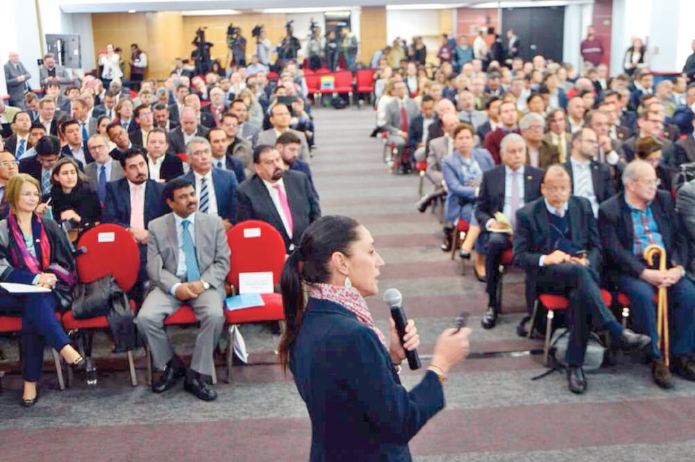 La jefa de Gobierno electa de la Ciudad de México, Claudia Sheinbaum, se reunió con empresarios de la industria automotriz (TOMADA DE TWITTER)