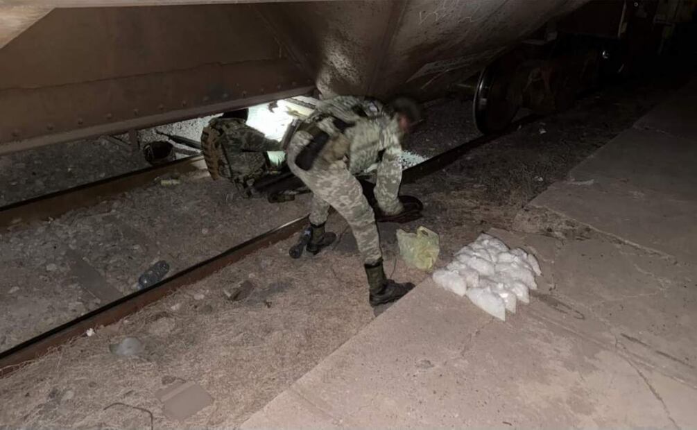 Ejército halla 109 bolsas con presunta droga debajo de tren en Sinaloa (19/02/2025). Foto: Oficial