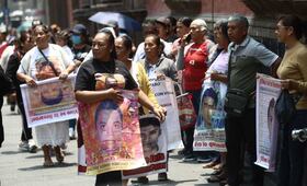 Caso Ayotzinapa: Llegan familiares de 43 normalistas desaparecidos a Palacio Nacional; se reunirán con Sheinbaum