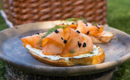 Tosta de salmón ahumado con aderezo de hinojo y caviar de mújol
