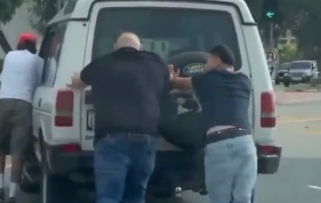 Ruiz, campeón unificado de los pesos pesados, mientras ayudaba en la avería de un auto (Especial)