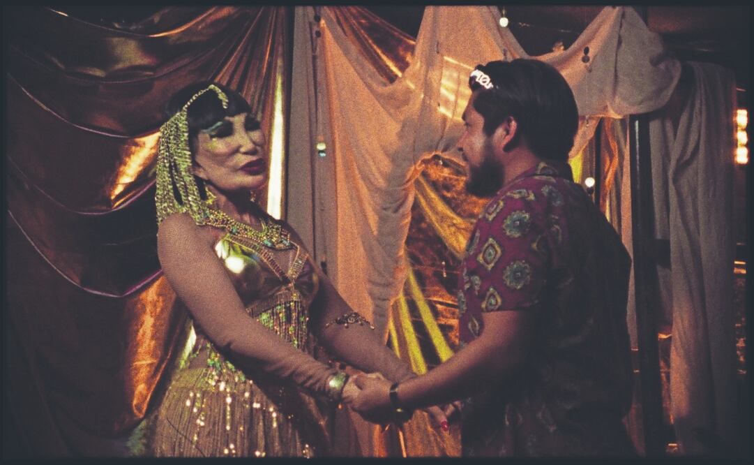 Como “Cleopatra”, Lin May les hace un baile sugestivo a dos amigos que emprenden un viaje de reconciliación, y llegan a un cabaret. Foto: de PERSIGNADOS FILMS